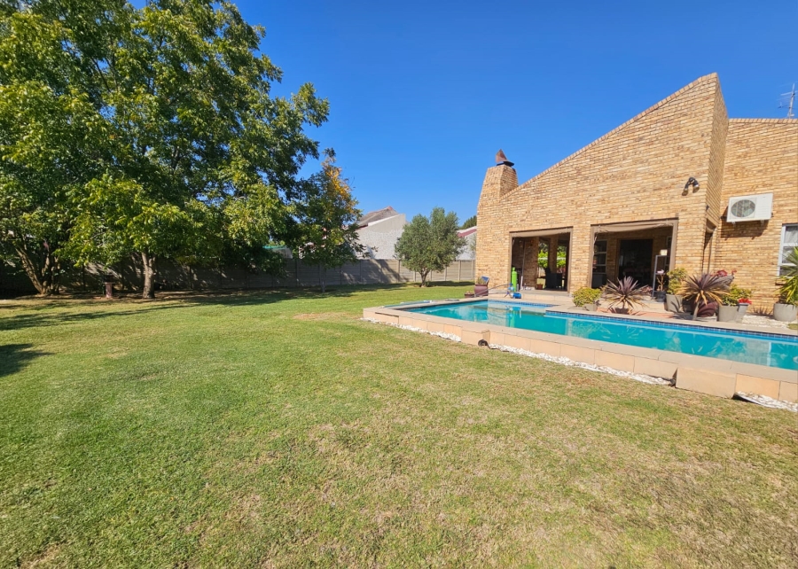 4 Bedroom Property for Sale in Jim Fouchepark Free State